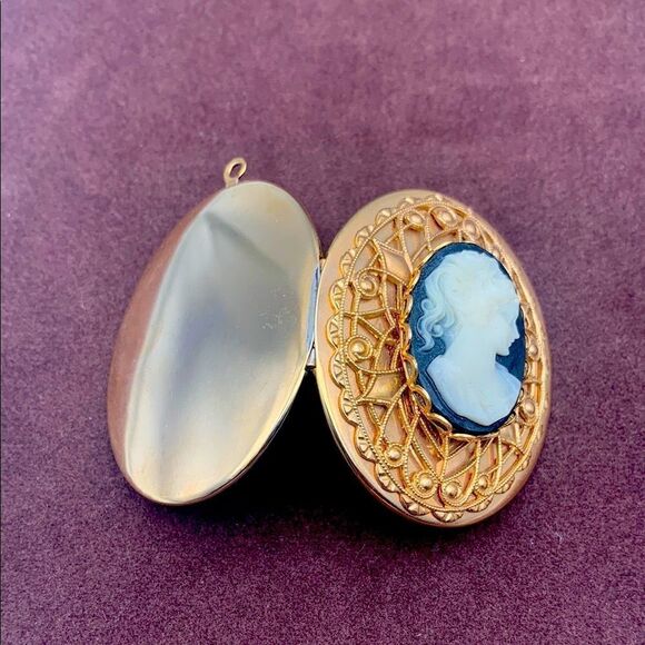Vintage White Cameo on Black base set in an ornate Lattice Gold locket, Unmarked - Picture 2 of 4